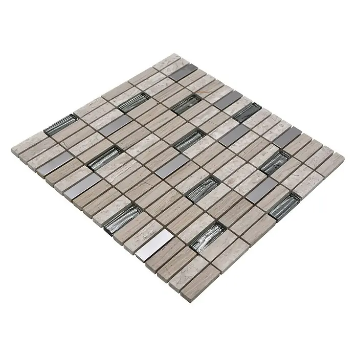 Mosaikfliese Stäbchen Crystal Mix XNM SM67 - 29,8 x 30,4 cm, Grau/Weiß, Glänzend - Nahaufnahme eines Mosaikfliesenmusters mit beigen Steinelementen und silbernen Akzenten.