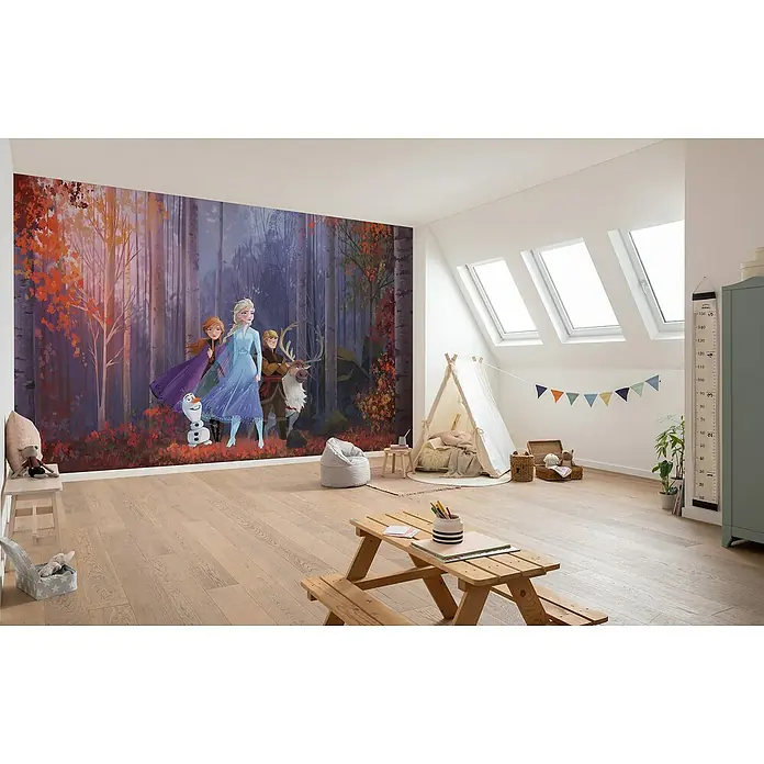 Komar Fototapete Frozen Autumn GladeB x H: 400 x 280 cm, Vlies - Kinderzimmer mit "Die Eiskönigin"-Wandbild, Tipizelt, Kindertisch und Wachstumsdiagramm für eine fantasievolle und spielerische Atmosphäre.