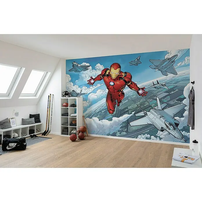 Komar Fototapete Iron Man Flight - B x H: 400 x 280 cm, Vlies - Ein lebhaftes Kinderzimmer mit einer beeindruckenden Iron Man-Tapete, die Abenteuer und Fantasie anregt.