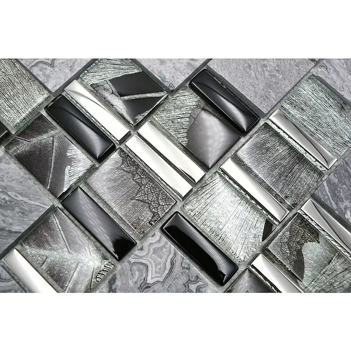 Mosaikfliese Crystal Mix XCM NIKO10 - 29,8 x 29,8 cm, Grau/Schwarz, Glänzend - Nahaufnahme von silbernen und schwarzen Mosaikfliesen mit glänzenden Akzenten, ideal für moderne Wandgestaltungen in Bad und Küche.