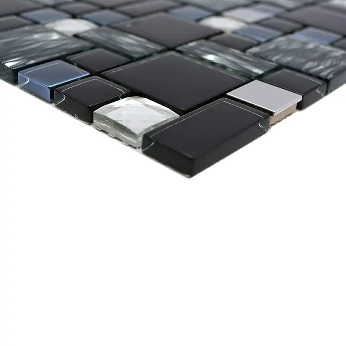 Mosaikfliese Crystal Mix XCM MC689 - 30 x 30 cm, Schwarz, Glänzend - Nahaufnahme der Mosaikfliesen mit verschiedenen Formen und Farben, die ein dekoratives Muster bilden. Ideal für Wand- oder Bodengestaltung.