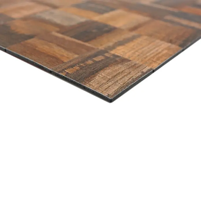 Selbstklebemosaik SAM 4MW99D - 30,5 x 30,5 cm, Braun, Matt - Detailaufnahme einer dekorativen Holzfliese. Das Muster besteht aus verschiedenen Holzarten und verleiht jedem Raum Wärme.