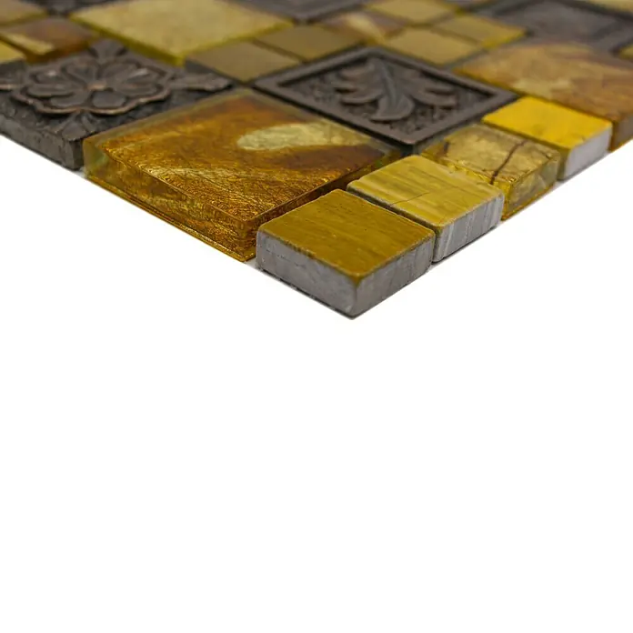 Mosaikfliese Crystal Mix XCM NIKO90 - 30 x 30 cm, Gold, Glänzend - Nahaufnahme der goldenen Mosaikfliesen, die ein luxuriöses und dekoratives Element für Innenräume darstellen.