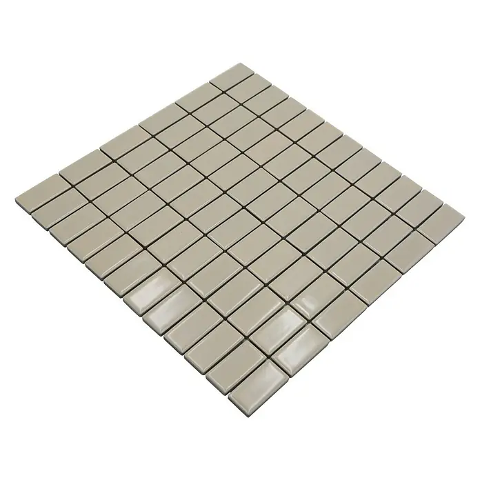 Mosaikfliese Stäbchen Uni ST 400 - 29,8 x 29,8 cm, Beige, Glänzend - Nahaufnahme eines Musters von rechteckigen, beigen Mosaikfliesen auf schwarzem Hintergrund, ideal für Küchen- oder Baddekorationen.