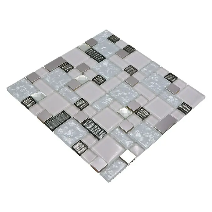 Mosaikfliese Crystal Mix XCM MC699 - 30 x 30 cm, Weiß/Grau, Glänzend - Nahaufnahme eines Mosaiks aus weißen, silbernen und schwarzen Glasfliesen, das ein elegantes und modernes Design zeigt.
