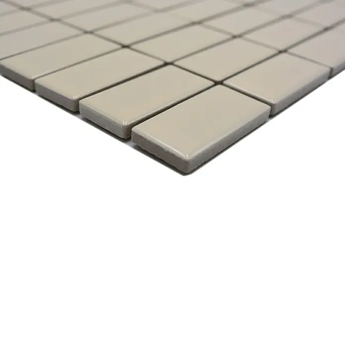 Mosaikfliese Stäbchen Uni ST 400 - 29,8 x 29,8 cm, Beige, Glänzend - Bild eines Mosaiks aus hellbeigen rechteckigen Fliesen. Die Fliesen haben eine glänzende Oberfläche und sind in einem Rastermuster angeordnet.