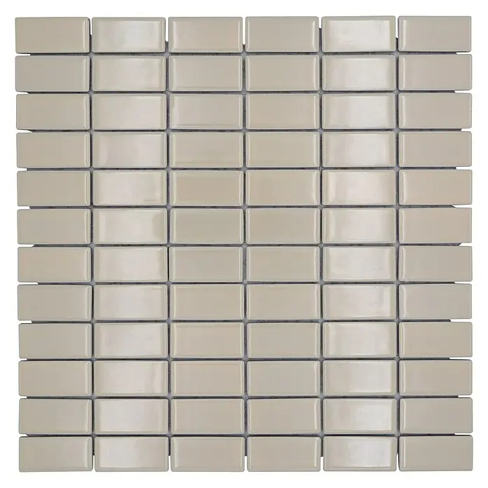Mosaikfliese Stäbchen Uni ST 400 - 29,8 x 29,8 cm, Beige, Glänzend - Nahaufnahme eines quadratischen Mosaiks aus beigen, rechteckigen Keramikfliesen mit dunkelgrauem Fugenmörtel für eine elegante Wandgestaltung.