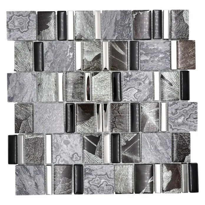 Mosaikfliese Crystal Mix XCM NIKO10 - 29,8 x 29,8 cm, Grau/Schwarz, Glänzend - Eine Nahaufnahme eines Mosaiks mit verschiedenen Mustern und Texturen in Grau-, Schwarz- und Silbertönen.