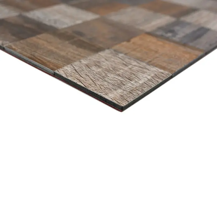 Selbstklebemosaik SAM 4MW99M - 30,5 x 30,5 cm, Grau/Beige, Matt - Nahaufnahme einer selbstklebenden Bodenfliese in Holzoptik mit quadratischem Muster, ideal für die Renovierung.
