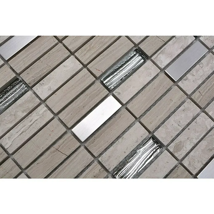 Mosaikfliese Stäbchen Crystal Mix XNM SM67 - 29,8 x 30,4 cm, Grau/Weiß, Glänzend - Nahaufnahme von rechteckigen Wandfliesen mit marmoriertem Effekt, ergänzt durch silberne und gläserne Akzentfliesen.