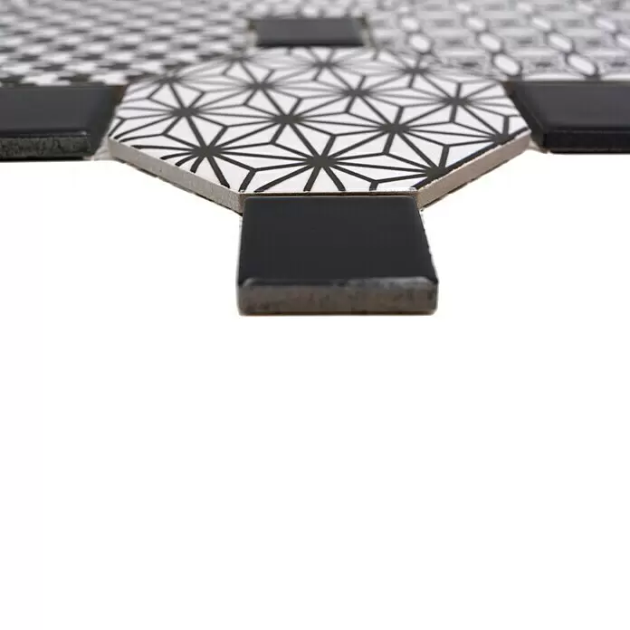 Mosaikfliese Octagon Octa Misto - 30 x 30 cm, Schwarz/Weiß, Glänzend - Schwarz-weißes geometrisches Mosaik aus sechseckigen Fliesen mit Muster und schwarzen quadratischen Akzenten.