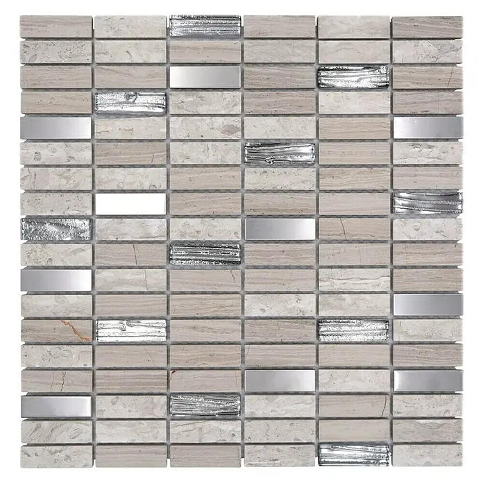 Mosaikfliese Stäbchen Crystal Mix XNM SM67 - 29,8 x 30,4 cm, Grau/Weiß, Glänzend - Detailaufnahme einer quadratischen Fliese mit rechteckigen Marmor-, Glas- und Metalleinsätzen in Beige- und Silbertönen.