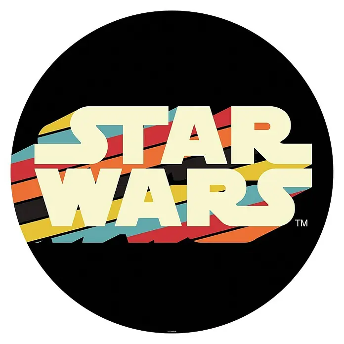 Komar Star Wars Fototapete rund Typeface - 128 cm, Selbstklebend - Schwarzer Kreis mit dem "Star Wars"-Logo in Retro-Farben. Ein nostalgischer Blick auf das epische Weltraum-Franchise.