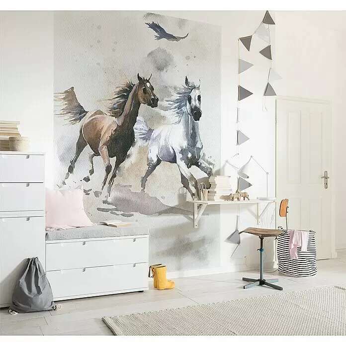 Komar Fototapete Wild Ride - B x H: 200 x 280 cm, Vlies - Wandbild im Aquarellstil mit braunem und weißem Pferd, das einem Kinderzimmer eine verspielte Note verleiht.