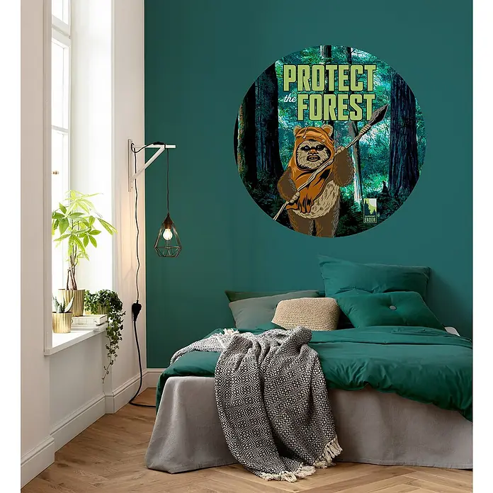 Komar Star Wars Fototapete rund Forest - 128 cm, Selbstklebend - Wandtattoo „Protect the Forest“ mit einem Ewok-Motiv, ideal für Star Wars-Fans, das jedem Raum eine besondere Note verleiht.