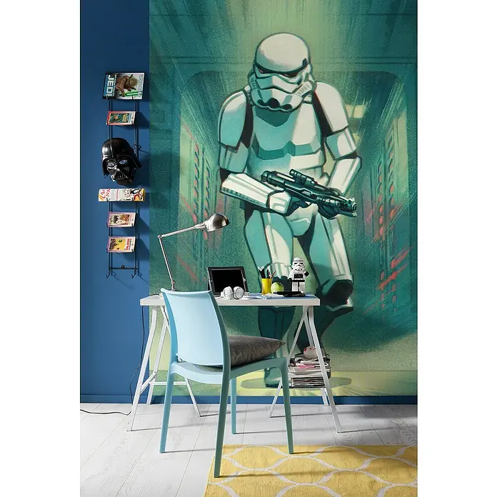 Komar Fototapete Mandalorian Stormtrooper - B x H: 200 x 280 cm, Vlies - Arbeitszimmer mit Star Wars-Thema: Schreibtisch, Lampe, blauer Stuhl und ein Stormtrooper-Wandbild für Fans der Saga.