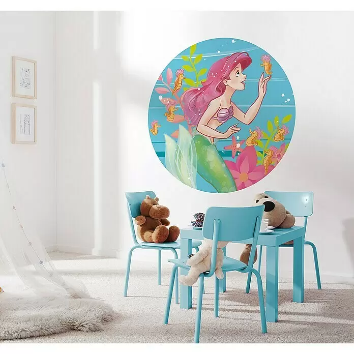 Komar Fototapete rund Ariel Seahorses - 128 cm, Selbstklebend - Großer runder Wandaufkleber mit Arielle und einer Unterwasserszene in einem Kinderzimmer.
