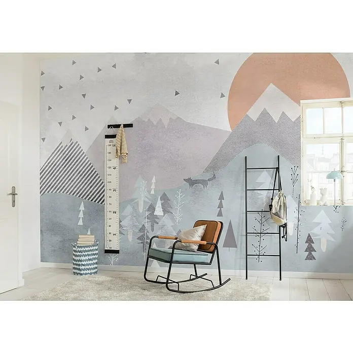 Komar Fototapete Fox JourneyB x H: 400 x 280 cm, Vlies - Ein Kinderzimmer mit einer Wandtapete mit Bergmotiven, einem Schaukelstuhl und einer Leiter.