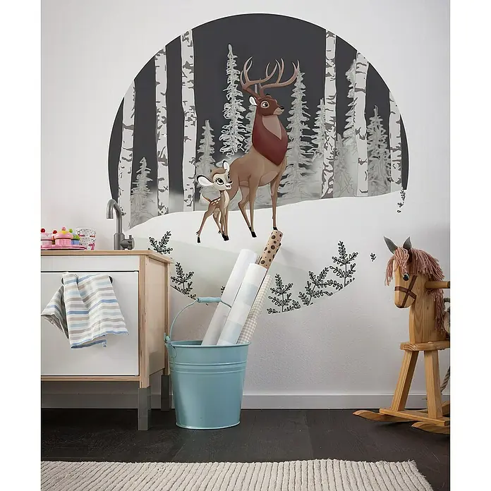 Komar Fototapete rund Bambi Great Prince - 128 cm, Selbstklebend - Wanddekoration mit Hirsch- und Reh-Motiven in einem Kinderzimmer, inklusive eines hellblauen Eimers mit Papierrollen und einem Holzpferd.