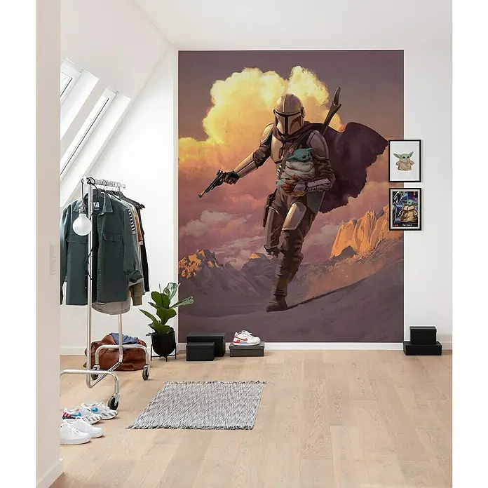 Komar Fototapete Mandalorian Escape - B x H: 200 x 280 cm, Vlies - Eindrucksvolle "The Mandalorian"-Fototapete mit dem Mandalorianer und Grogu vor einer malerischen Bergkulisse, ideal für Fans der Serie.