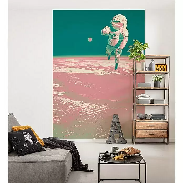 Komar Fototapete Spacewalk - B x H: 200 x 280 cm, Vlies - Modernes Wohnzimmer mit großer Wandtapete. Astronaut schwebt über einem rosa Planeten am Horizont.