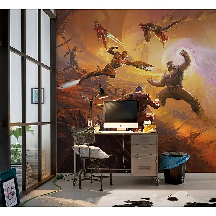 Komar Fototapete Epic Battle - B x H: 250 x 280 cm, Vlies - Büro mit Schreibtisch, Stuhl und Avengers-Wandbild. Der Schreibtisch ist mit einem Computer und einer Lampe ausgestattet, während das Wandbild Thanos und die Avengers zeigt.