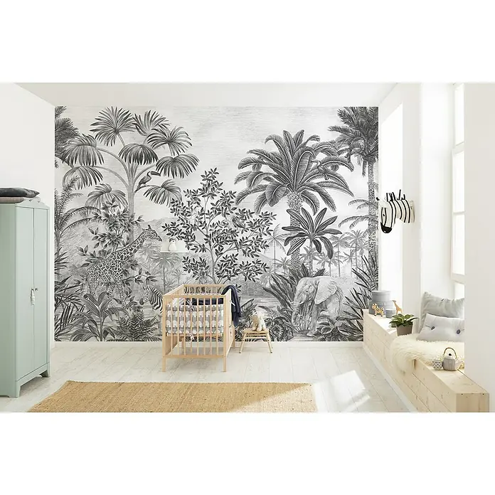 Komar Fototapete Jungle Evolution - B x H: 350 x 280 cm, Vlies - Kinderzimmer mit Dschungeltapete mit Giraffe, Elefant und Zebra, hellen Holzboden und passendem Kinderbett.
