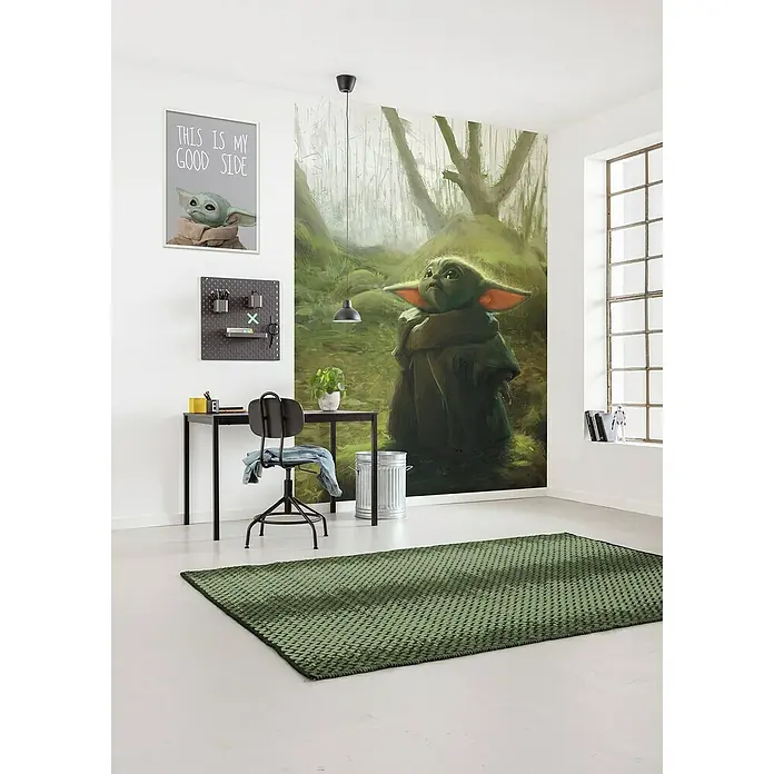 Komar Fototapete Mandalorian Grogu - B x H: 200 x 280 cm, Vlies - Ein modernes Zimmer mit einem grünen Teppich und einem Yoda-Wandbild, das dem Raum eine einzigartige Note verleiht. Der Teppich ergänzt das Dekor wunderbar.