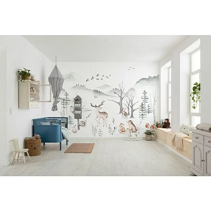 Komar Fototapete Cozy Woods - B x H: 400 x 280 cm, Vlies - Blaues Holzbettchen in einem hellen Kinderzimmer mit Waldtiermural.