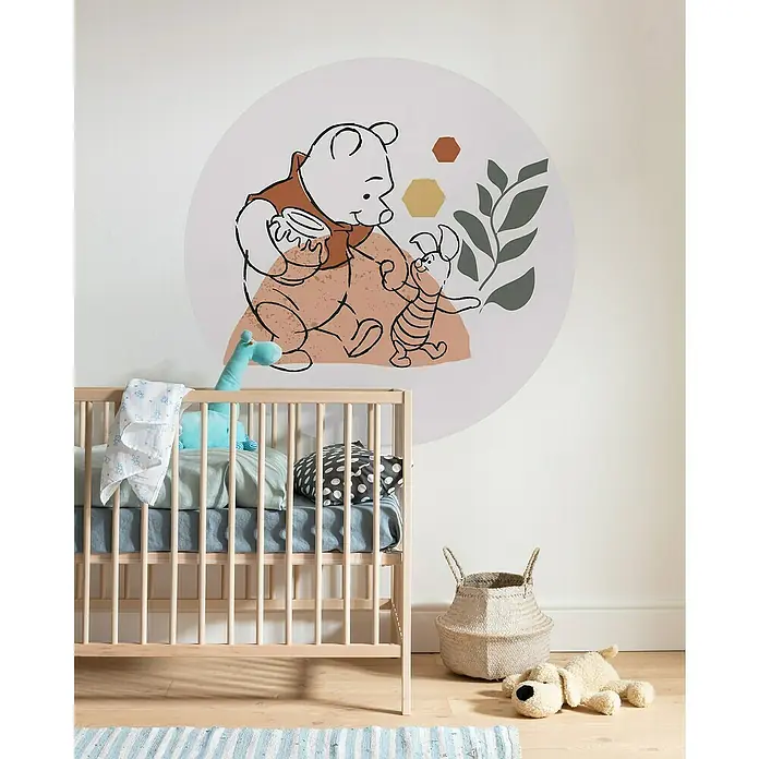 Komar Fototapete rund Winnie Pooh Soulmate - 128 cm, Selbstklebend - Wandgestaltung im Kinderzimmer mit Winnie Puuh-Motiv über einem Holzbabybett und einem geflochtenen Korb.