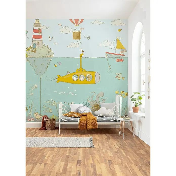 Komar Fototapete Sealife - B x H: 300 x 280 cm, Vlies - Kinderzimmer mit Unterwasser-Motivtapete, weißem Bett, Teppich und Holzboden. Die Tapete zeigt ein U-Boot, Leuchtturm und weitere maritime Elemente.