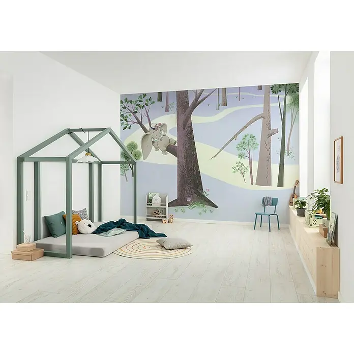 Komar Fototapete Dumbo Sleep On Tree - B x H: 400 x 280 cm, Vlies - Einladendes Kinderzimmer mit Baumhaus-Bettgestell, das zum Träumen und Spielen einlädt. Die Wandgestaltung mit Waldmotiv schafft eine fantasievolle Atmosphäre.