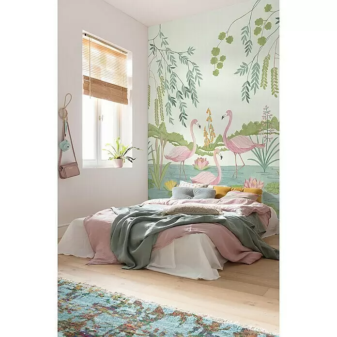 Komar Fototapete Flamingo Vibes - B x H: 200 x 280 cm, Vlies - Helles Schlafzimmer mit Bett in Rosa und Salbeigrün, ergänzt durch ein lebendiges Flamingo-Wandbild.