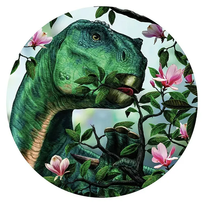 Komar Fototapete rund Iguanodon Flowers - 128 cm, Selbstklebend - Ein detailliertes Bild eines grünen Dinosauriers, umgeben von üppiger Vegetation und zarten rosa Magnolienblüten, in einem runden Format.