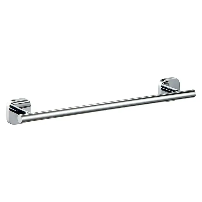 Tauro Baño Brass Toallero de barra - Largo: 45 cm, Cromo - Una barra de toalla cromada brillante está montada en una pared negra. Esta barra es ideal para cualquier baño.