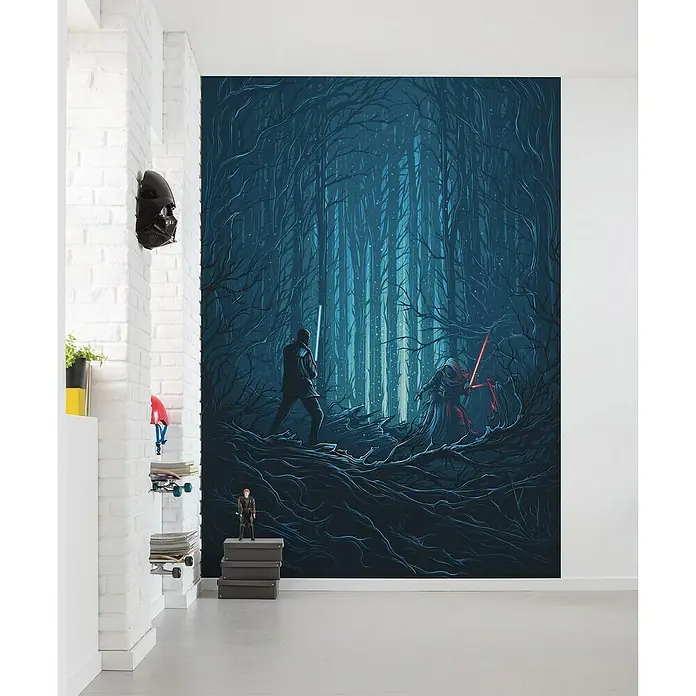 Komar Star Wars Fototapete Wood FightB x H: 200 x 280 cm, Vlies - Wandbild mit Star Wars Motiv, das eine Szene im Wald mit Lichtschwertern zeigt, ideal für ein Kinderzimmer oder Spielzimmer.