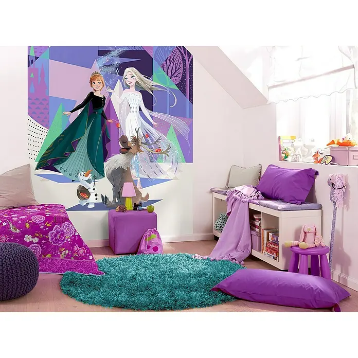 Komar Fototapete Frozen Abstract - B x H: 200 x 280 cm, Vlies - Kinderzimmer mit einem bunten Wandbild von Frozen, einem runden, türkisfarbenen Teppich und violetten Möbeln.