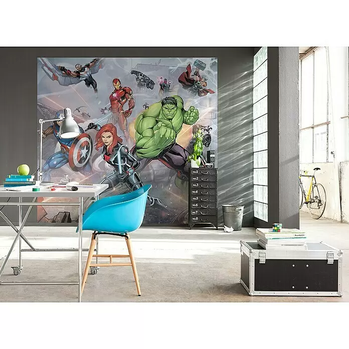 Komar Fototapete Avengers Street - B x H: 300 x 280 cm, Vlies - Großes Wandbild mit Marvel-Avengers-Charakteren wie Hulk und Iron Man in einem modernen Arbeits- oder Spielzimmer.
