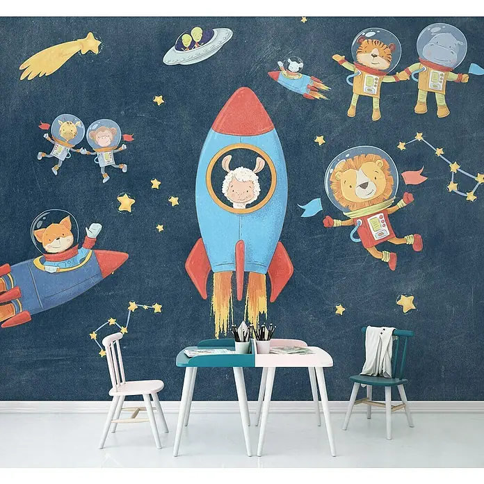 Komar Fototapete Friends In Space - B x H: 350 x 280 cm, Vlies - Kinderzimmer mit Wandbild von Tieren im Weltraum, kindgerechter Tischgarnitur und zwei Stühlen.