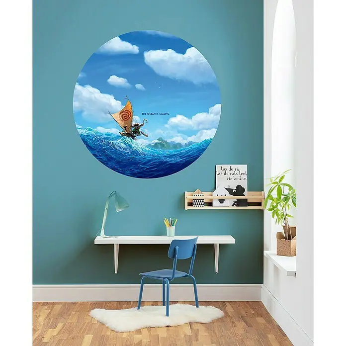 Komar Fototapete rund Moana Ocean - 128 cm, Selbstklebend - Wandgestaltung mit einem runden Moana-Wandsticker, der eine lebendige Szene auf dem Ozean zeigt, ideal für ein Kinderzimmer.
