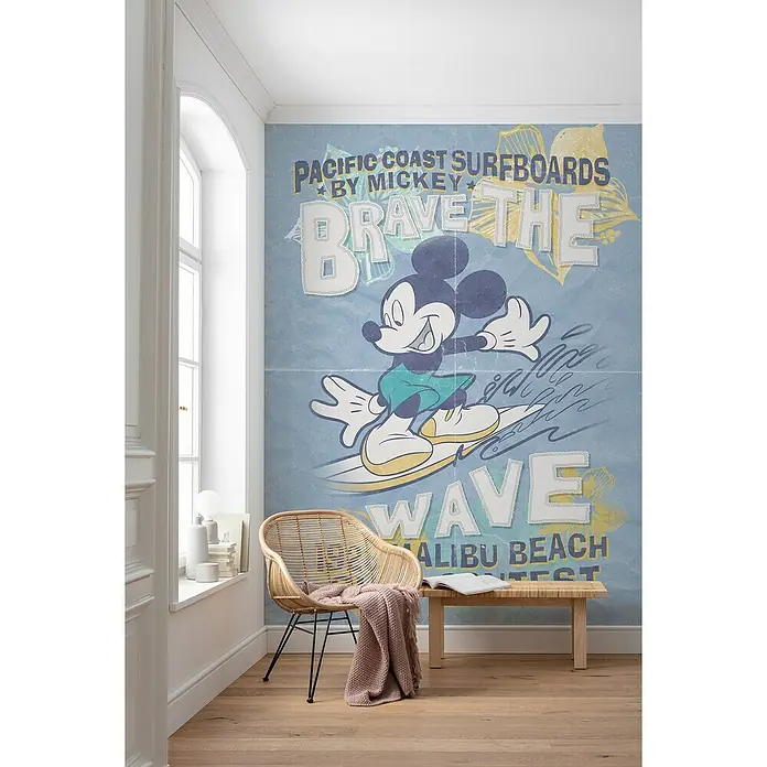 Komar Fototapete Mickey Brave WaveB x H: 200 x 280 cm, Vlies - Wandgestaltung mit einem coolen Mickey Mouse-Wandbild im Surfer-Stil. Ein trendiger Hingucker für jedes Zimmer, der Sommerlaune verbreitet.
