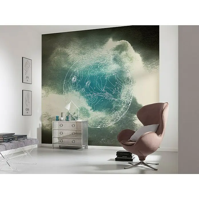Komar Fototapete Surreal Planet - B x H: 300 x 280 cm, Vlies - Einrichtungsszene mit einem auffälligen Sessel in Rosa, einem silbernen Beistelltisch und einem abstrakten Wandbild, das ein stilvolles Interieur zeigt.