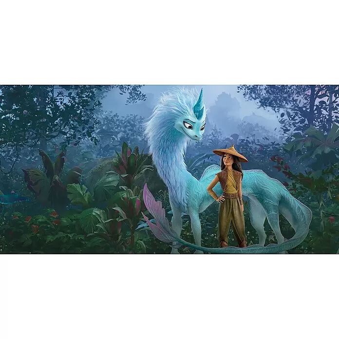Komar Fototapete Raya Jungle - B x H: 500 x 280 cm, Vlies - Kriegerin Raya steht neben dem hellblauen Drachen Sisu in einem Dschungel.