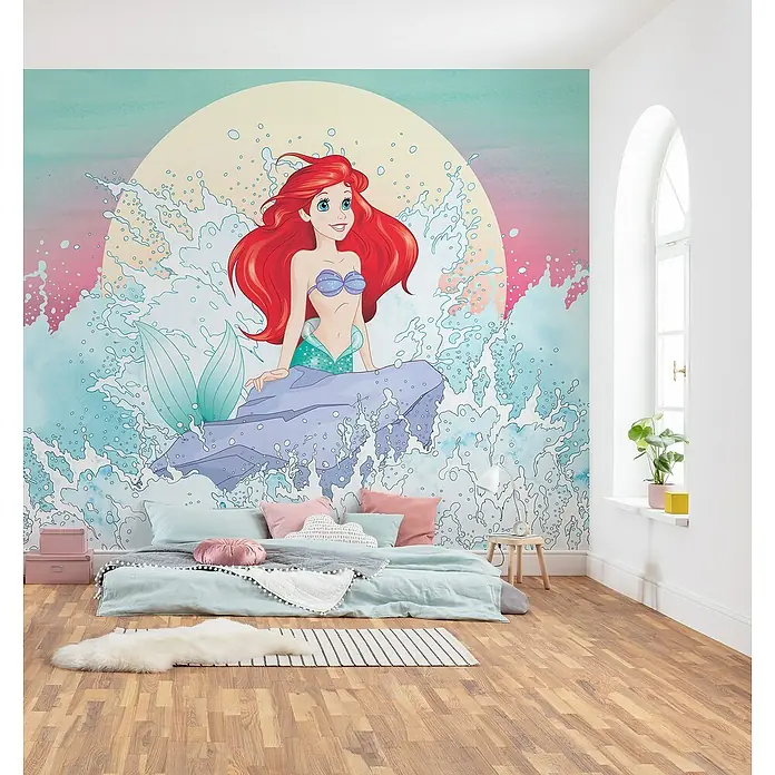Komar Fototapete Ariel Rise - B x H: 300 x 280 cm, Vlies - Kinderzimmer mit einer Wandtapete von Arielle, die Meerjungfrau, mit sanften Farben und einem gemütlichen Bett im Vordergrund.