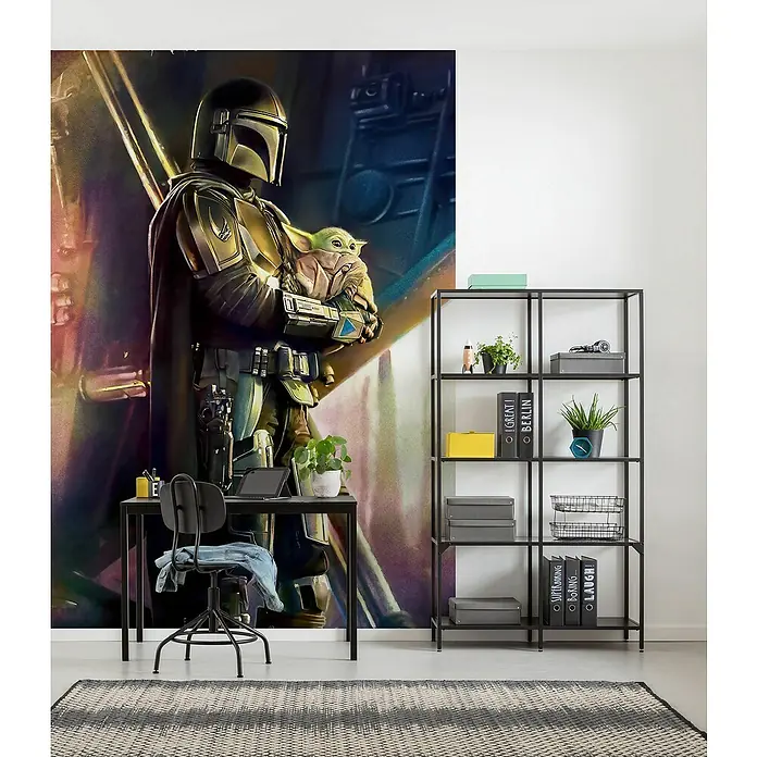 Komar Fototapete Mandalorian Savior - B x H: 200 x 280 cm, Vlies - Dieses Bild zeigt ein modernes Büro mit einer Wandtapete von Mandalorianer und Baby Yoda, einem schwarzen Schreibtisch, einem Stuhl und einem Bücherregal.