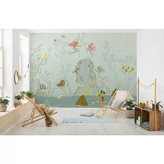 Komar Fototapete Mermaids - B x H: 350 x 280 cm, Vlies - Meerjungfrauen-Tapete mit Unterwasserszene, Meerjungfrauen, Fischen und Korallen an einer Wand in einem hellen, kinderfreundlichen Raum.