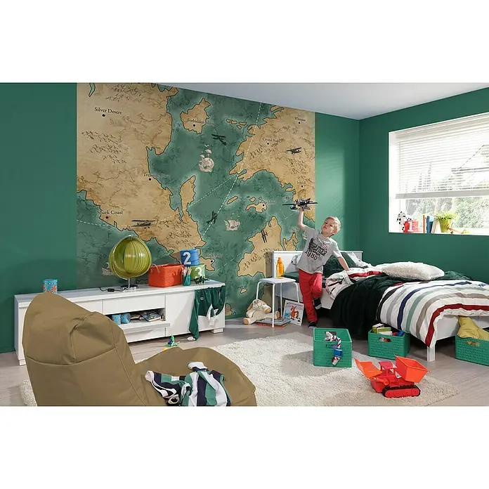 Komar Fototapete Old Travel Map - B x H: 300 x 280 cm, Vlies - Helles Kinderzimmer mit fantasievoller Schatzkarten-Tapete und einem Jungen, der mit einem Spielzeugflugzeug spielt.