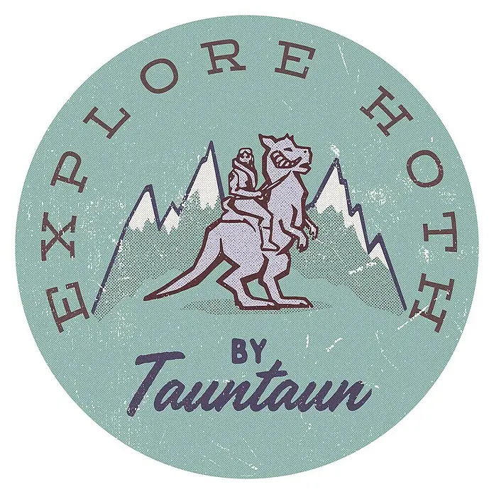 Komar Star Wars Fototapete rund Explore - 128 cm, Selbstklebend - Ein kreisförmiges Abzeichen "Explore Hoth by Tauntaun" mit einer Illustration eines Reiters auf einem Tauntaun vor schneebedeckten Bergen.