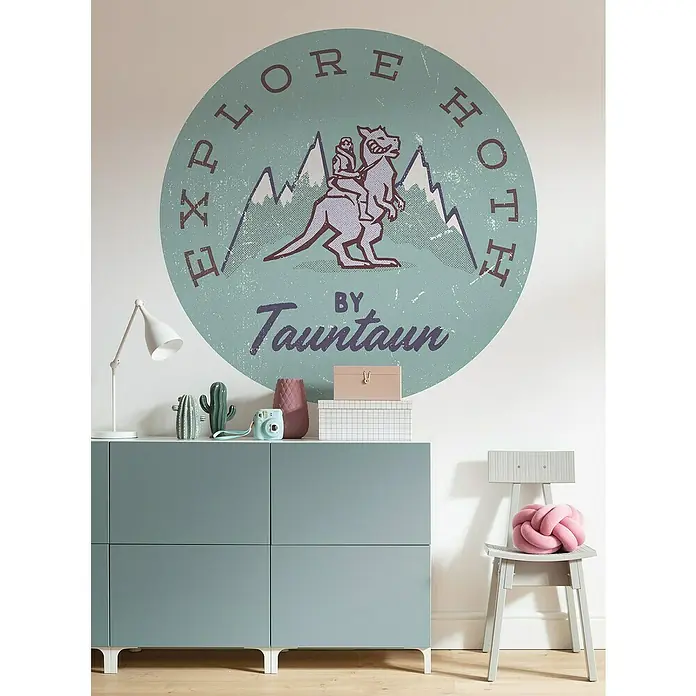 Komar Star Wars Fototapete rund Explore - 128 cm, Selbstklebend - Wandbild mit "Explore Hoth by Tauntaun"-Motiv, ergänzt durch ein modernes Sideboard und einen Stuhl mit rosa Kissen.