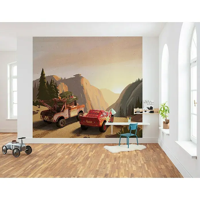 Komar Fototapete Sundown - B x H: 300 x 280 cm, Vlies - Kinderzimmer mit einer Wandtapete mit dem Motiv von Lightning McQueen und Mater aus dem Film Cars, die ein fröhliches Ambiente schafft.